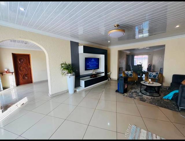 5 BEDROOM HOUSE FOR SALE IN NEW STATE AREA